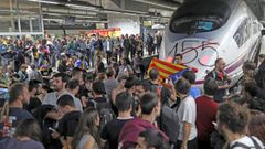 Unos 500 estudiantes obligan a suspender el servicio en la estaci�n de Sants en Barcelona