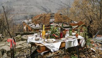 Una de las mesas navide�as que decoran el n�cleo de San Vicente, en Vilamart�n de Valdeorras, para reflejar la p�rdida de hogares causada por los incendios.