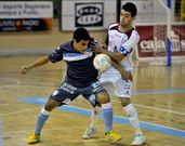 Hamza protege el bal�n ante David, en el partido de Segovia.