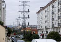 Torreta en A Solaina, cerca de bloques de edificios.