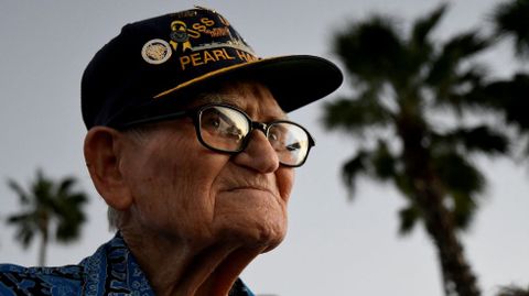 Supervivientes durante el memorial en Pearl Harbor, Honolulu, Hawai. 
