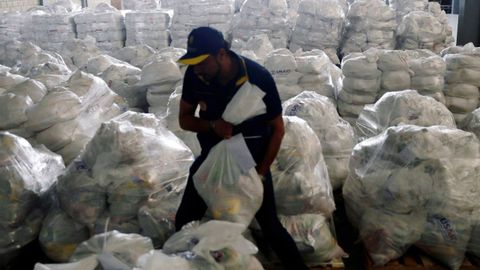 Un voluntario ordena los paquetes de ayuda en Colombia