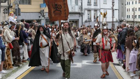 Desfile de las asociaciones junto a la Ronda da Muralla