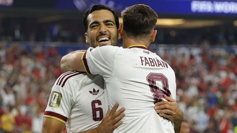 Merino celebra con Fabi�n el gol que clasific� a Espa�a.