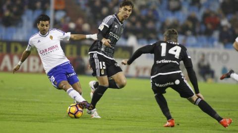 Verds y Torr disputan un baln con ngel en el partido de ida