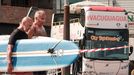 Un autob�s recorre las playas y los pueblos de Gran Canarias para vacunar a los rezagados