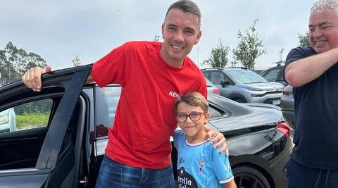 Iago Aspas es el �dolo de Ian desde que el peque�o ten�a tres a�os; a la derecha, su orgulloso��aitxitxa� Emilio.