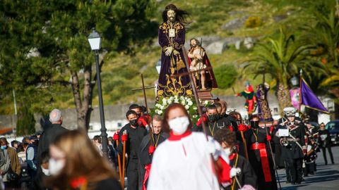 Los sonenses salieron a contemplar el paso de una procesin que parti de la iglesia parroquial para llegar a la capilla de A Atalaia.