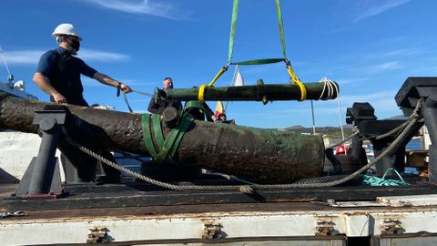 Recuperan dos ca�ones en Corrubedo