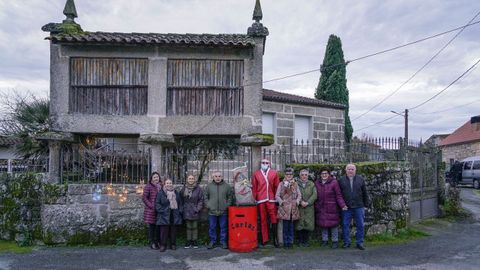 Decoraci�n navide�a en la aldea de Barrio (Vilamar�n).