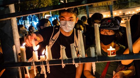 J�venes hongkoneses desaf�aron la prohibici�n de China y celebraron el jueve la vigilia anual por la matanza de Tiananmen