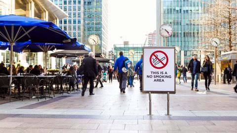 Un cartel que restringe el tabaco colocado en una calle de Londres.