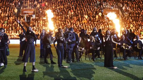 La orquesta SondeSeu, actuando sobre el c�sped de Bala�dos en los proleg�menos del partido de anoche entre Celta y Madrid.