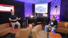 Jorge y Silvia Santos, hermanos y responsables de La Luna, con el coche recin llegado a su discoteca.