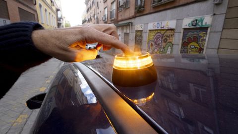Imagen de una baliza luminosa colocada en el techo de un coche.