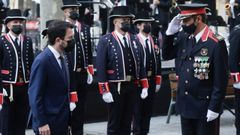 El presidente de la Generalitat, Pere Aragon�s, saludado por el Mayor de los Mossos d'Esquadra, Josep Lluis Trapero, a su llegada a la ofrenda floral del Gobierno catal�n