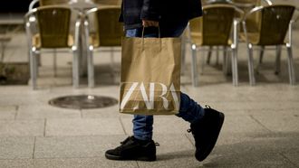 Imagen de archivo de un cliente con una bolsa de Zara. 