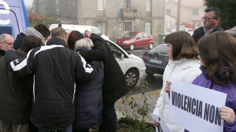 La familia de Ana Mar�a Enjamio durante la concentraci�n de repulsa contra la violencia machista en Boqueix�n