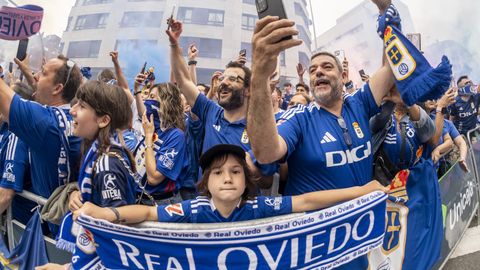 As� fue el emocionante recibimiento al autob�s del Real Oviedo antes del choque ante el�Mirand�s