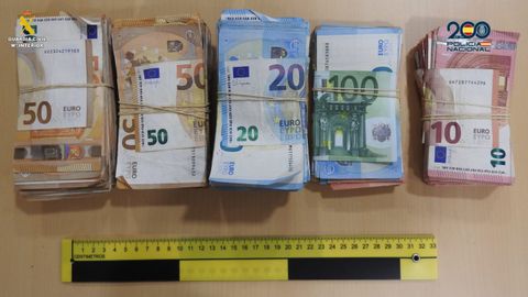 Dinero intervenido por la Guardia Civil en la operación que se saldó con cinco detenidos en Madrid y Oleiros