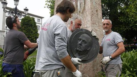 Eliminaci�n de la medalla de Franco