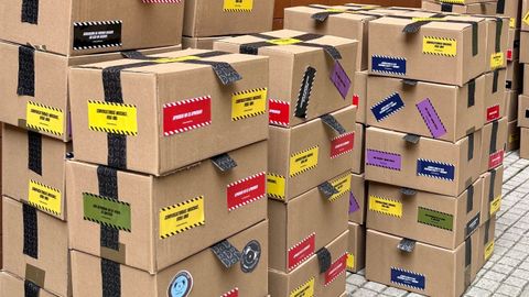 Cajas que han aparecido esta ma�ana por las inmediaciones y aulas de la Universidad de Oviedo