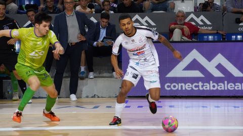 Un momento del partido entre el Noia Portus Apostoli y el Palma Futsal