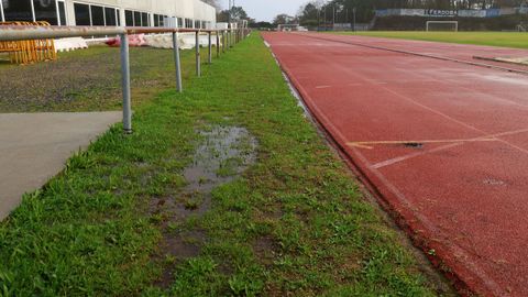 ABANDONO, DESPERFECTOS EN LA PISTA DE ATLETISMO DEL CAMPO MUNICIPAL DE A ALTA. POR LO QUE PERDIO LA HOMOLOGACION