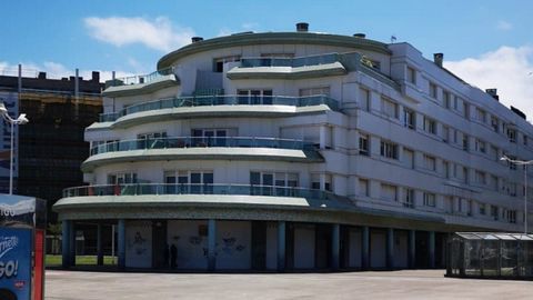 El bajo adquirido por Llanoponte en Gij�n, en uno de los emblem�ticos edificios con forma de barco