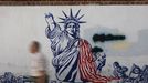 Un hombre pasa por un grafiti antiestadounidense en Tehern.