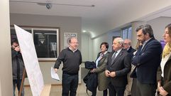 Diego Calvo, a la derecha, visit con el alcalde la casa de cultura