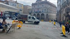 Trabajos de montaje de la carpa de la Praza Maior.