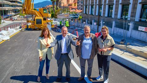 Imagen del alcalde delante de la rampa que se va a instalar junto al Ayuntamiento