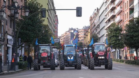 As� fue la tractorada en Oviedo convocada por URA, USAGA, COAG y ASAJA contra el acuerdo de libre comercio entre la Uni�n Europea y los pa�ses del Mercosur