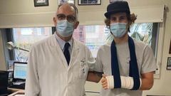 Por la izquierda, el doctor Mir junto al ciclista gijon�s Iv�n Cortina
