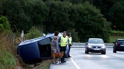 Los ocupantes del coche, una pareja con un perro, son de Barcelona y salieron ilesos. 