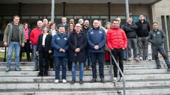 En primera fila, el gerente del xeoparque, el vicepresidente de la Diputaci�n, el alcalde de Valdi�o y el ge�logo y director cient�fico del xeoparque, el mi�rcoles con participantes en las �ltimas acciones