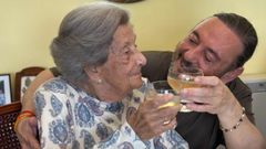 Marianela Fern�ndez Calvete, brindando por sus 101 a�os con su hijo, Ant�n Torres