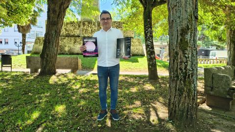 Severiano Casalderrey posando en el parque de Loriga de Lal�n con los carteles de �Decorado� y �Sir�t�.