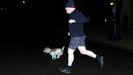 El primer ministro brit�nico, Boris Johnson, este lunes, trotando por el parque londinense de St. James junto a su perro Dilyn