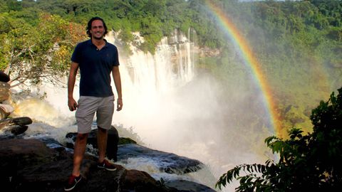 El avilesino Luis Ochoa en las cataratas de Calandula