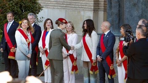 La princesa Leonor saluda a la corporación municipal acompañada de la alcaldesa de Zaragoza, Natalia Chueca