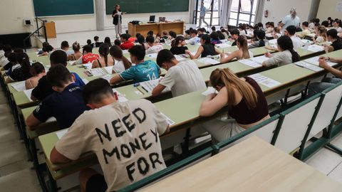 Varios estudiantes se examinan este martes en la Facultad de Economa y Empresa de Oviedo de la Prueba de Evaluacin de Bachillerato para el Acceso a la Universidad (EBAU) en la convocatoria ordinaria de junio