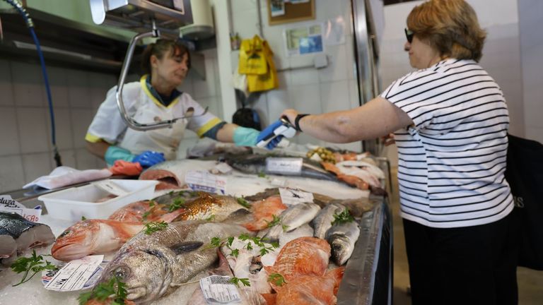Pescados capturados por barcos de Celeiro, este 16 de junio, en una pescader�a de la plaza de abastos de Viveiro.
