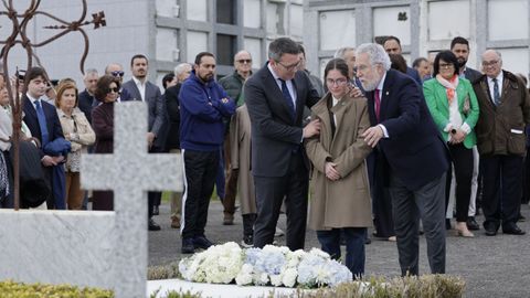 El alcalde de Ribadeo, Daniel Vega, y el presidente del Parlamento de Galicia, Miguel Santalices, junto a la nieta de Calvo-Sotelo, muy emocionada, en el homenaje al presidente.