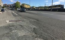 De San Roque a As Cancelas. En San Roque se repar� un gran bache, pero sigue habiendo grandes socavones en la rotonda de As Cancelas, el barrio de Sar y el enlace de la avenida de Lugo con la SC-20. En todos ellos no se ha actuado pese a ser zonas transitadas. 