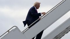 El presidente Donald Trump sube al Air Force One en el Aeropuerto Internacional de Palm Beach, que ahora llevar� su nombre