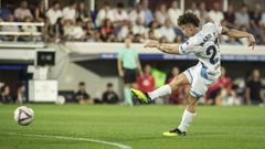 Mario Soriano dispara durante el partido del Deportivo en El Alcoraz