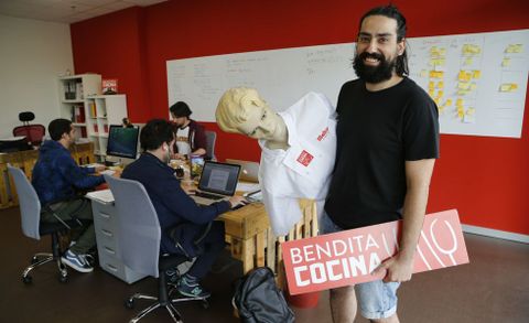 Isaac González es el promotor de la idea que, convertida en empresa con oficina en Porto do Molle, proporciona chefs a domicilio.