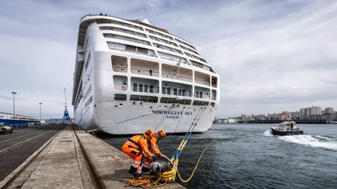 Un crucero situado en un puerto